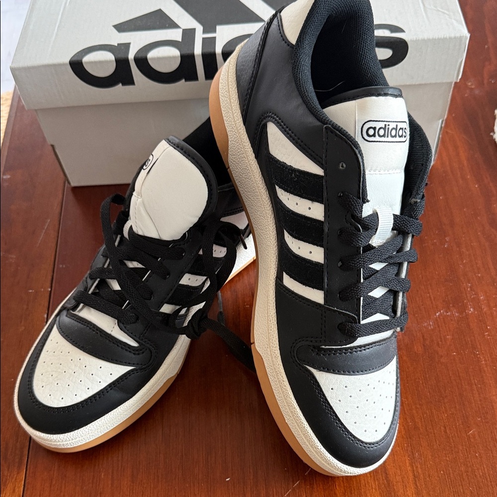Women's/Mens adidas Black & White Low-Top Sneakers with Gum Sole W 8 M 7